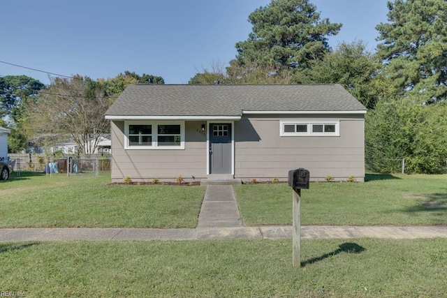 view of front of property featuring a front yard