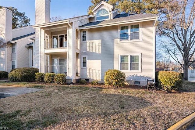 view of front of property featuring a front yard