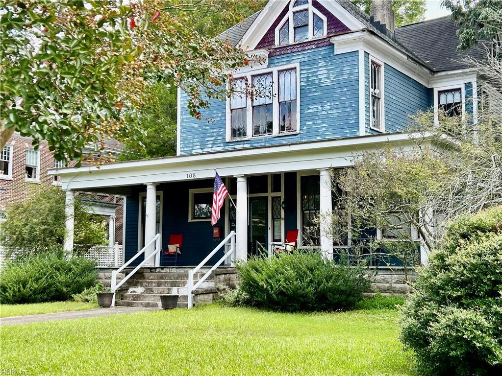 view of front of property with a front yard and a porch