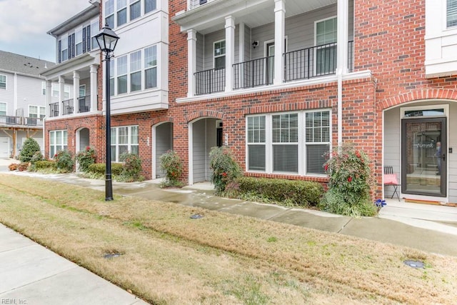 view of front of property featuring a front lawn