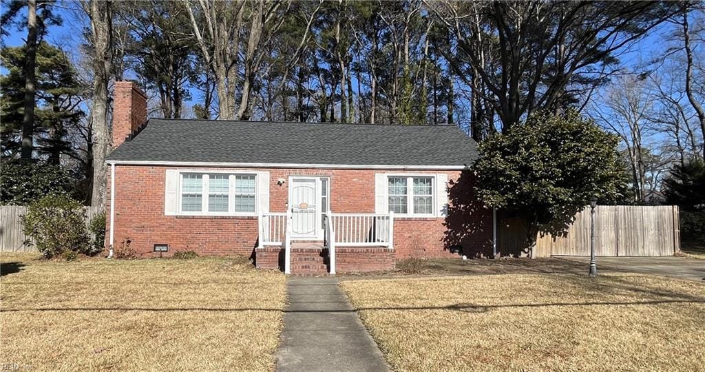 view of front facade with a front lawn