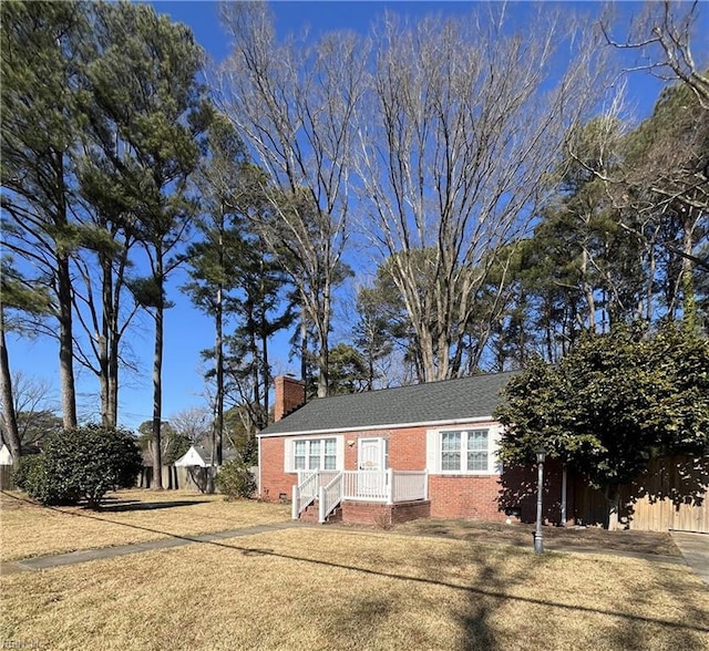 view of front facade featuring a front yard