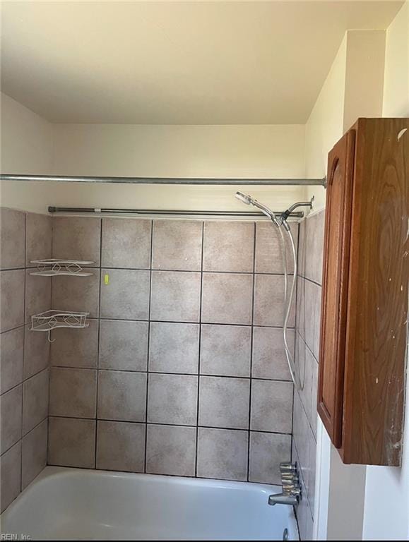 bathroom with tub / shower combination