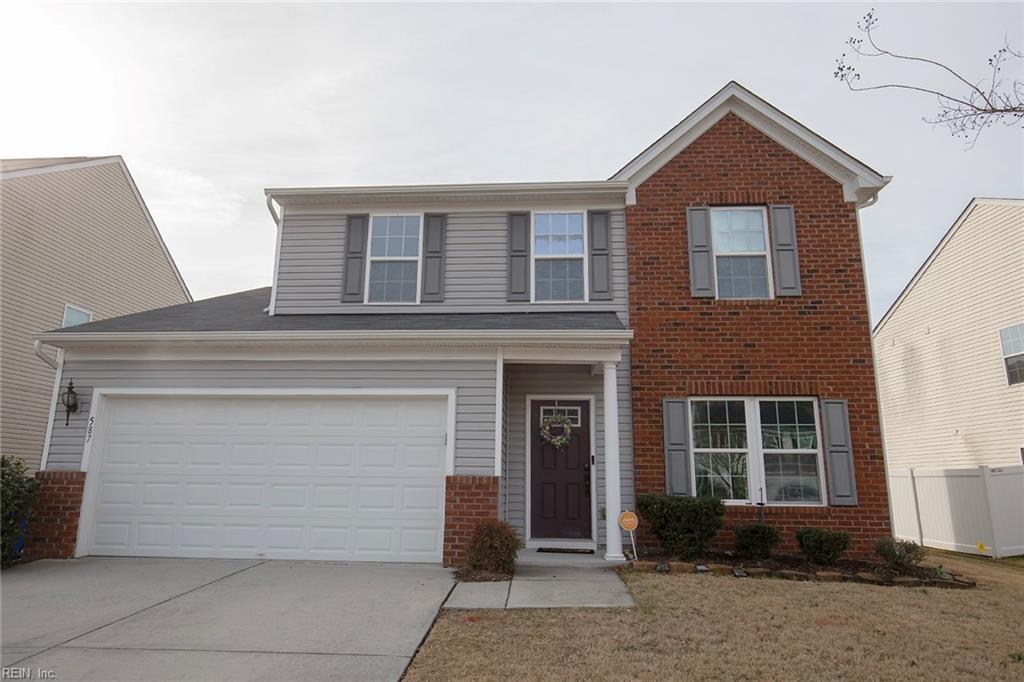 view of front of home featuring a garage and a front yard