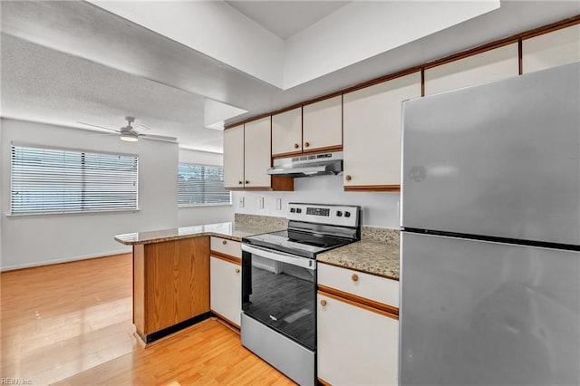 kitchen featuring ceiling fan, white cabinetry, stainless steel appliances, light hardwood / wood-style floors, and kitchen peninsula