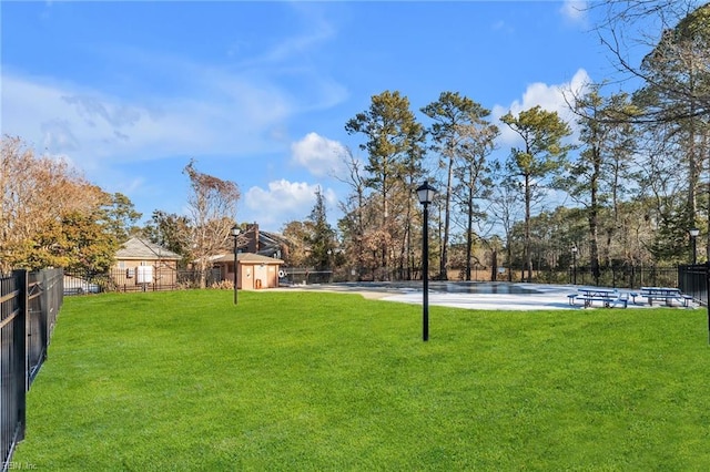 view of yard featuring a pool