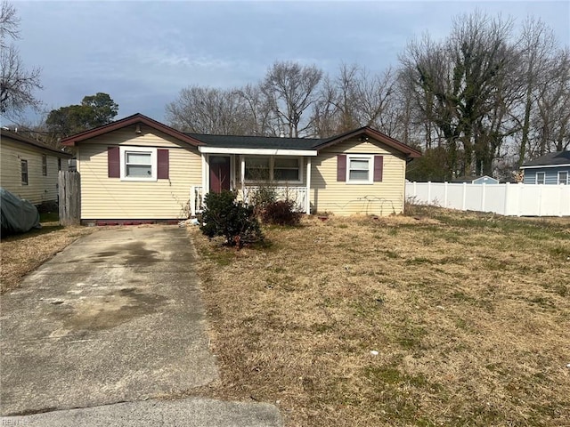 view of front of property featuring a front yard