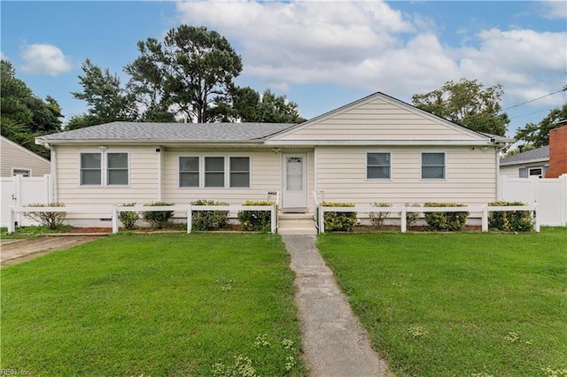 view of front of property featuring a front lawn