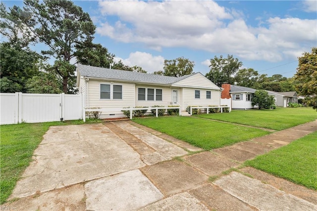 view of front of property featuring a front lawn