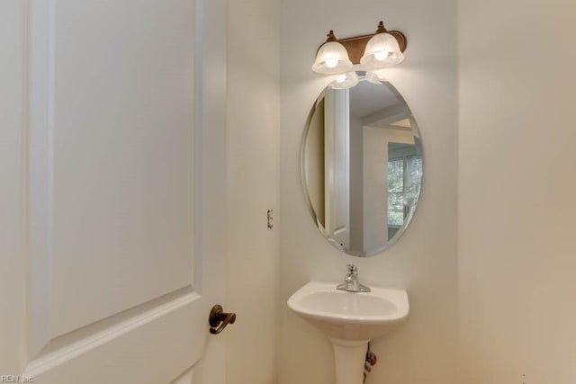 bathroom featuring sink