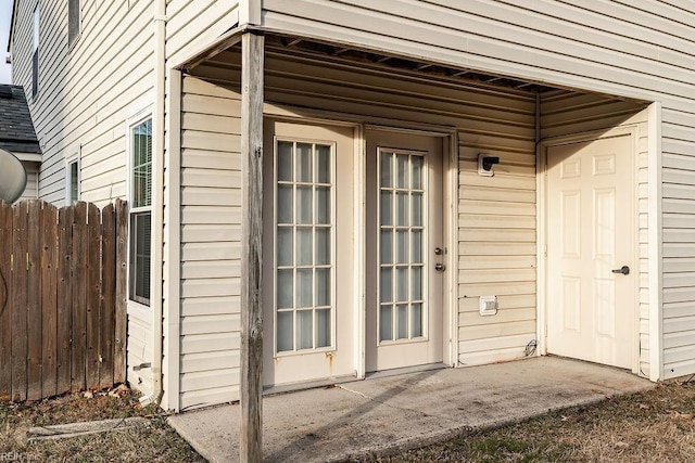 entrance to property featuring a patio