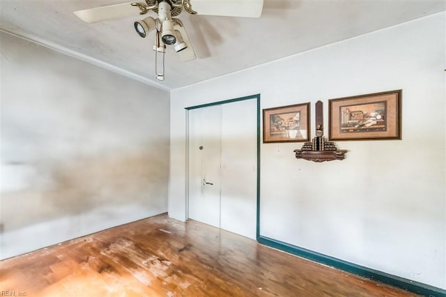 unfurnished bedroom featuring a closet and ceiling fan