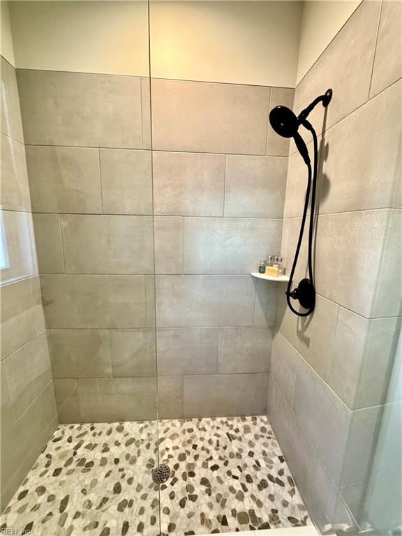 bathroom featuring tiled shower