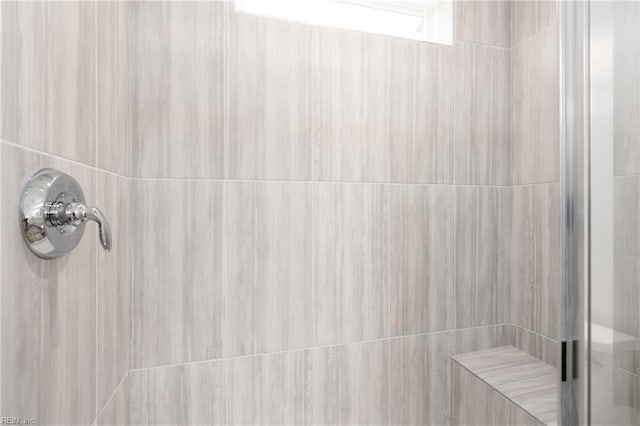 bathroom featuring a tile shower