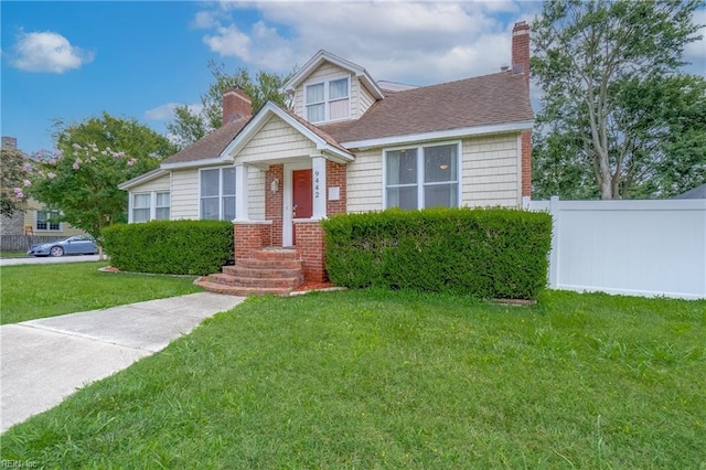 view of front of property featuring a front lawn