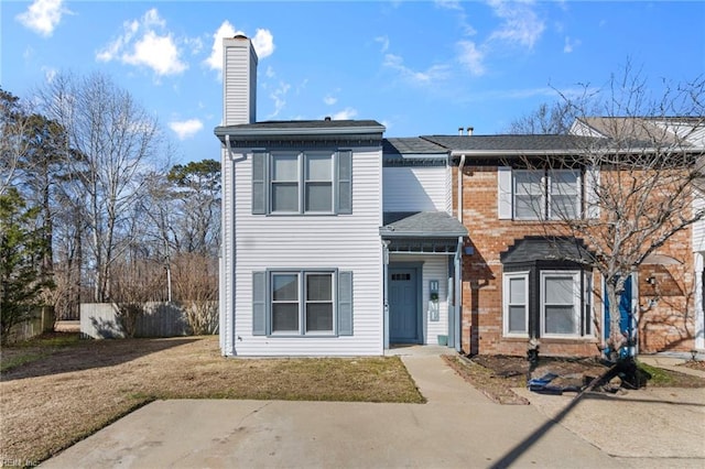 multi unit property featuring a front yard