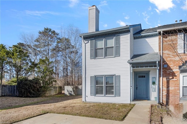 view of front of home featuring a front yard