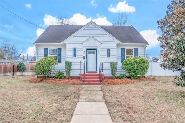 bungalow featuring a front lawn