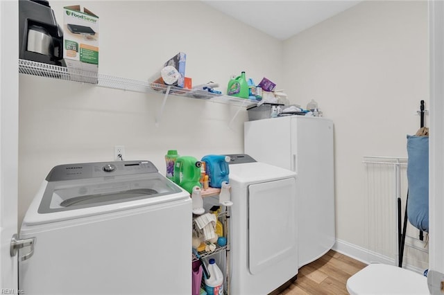 washroom with light wood-type flooring and independent washer and dryer