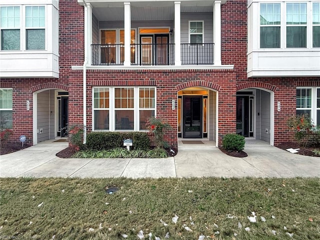 view of front of property featuring a front yard