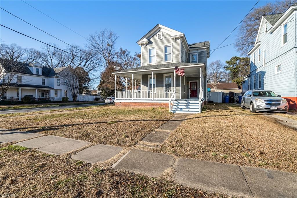 view of front of home featuring covered porch and a front lawn