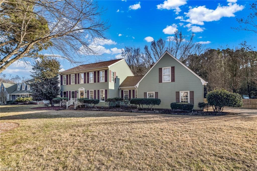 colonial inspired home featuring a front lawn