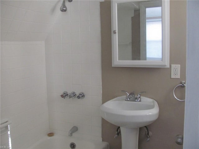 bathroom featuring tiled shower / bath combo