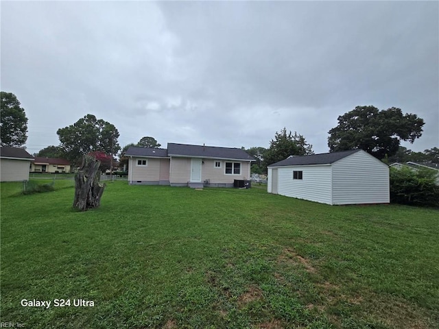 view of yard featuring an outbuilding