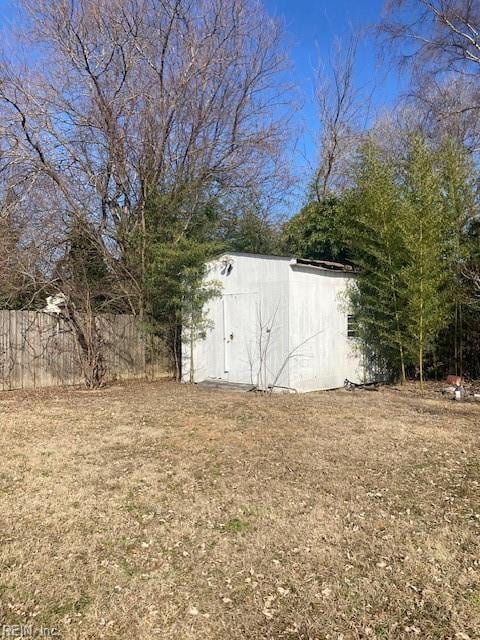 view of yard with an outbuilding