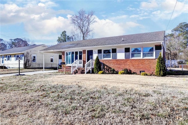 ranch-style home featuring a front lawn