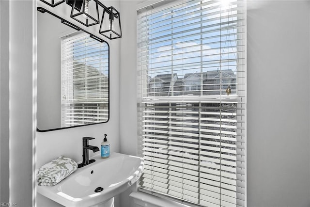 bathroom featuring sink