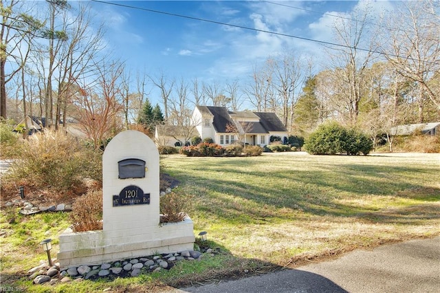 exterior space featuring a front yard