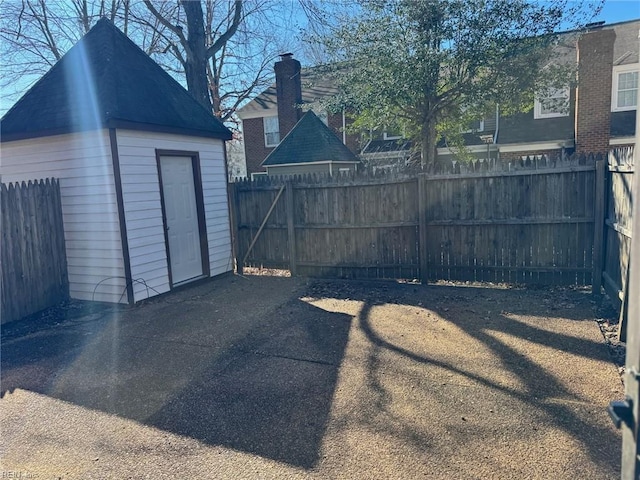 view of yard featuring a storage unit