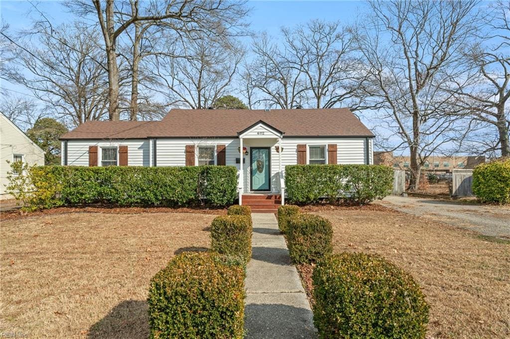 view of front facade with a front lawn