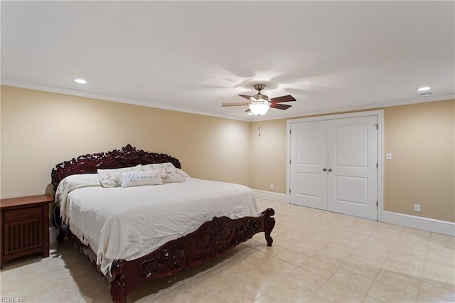 bedroom featuring crown molding, a closet, and ceiling fan