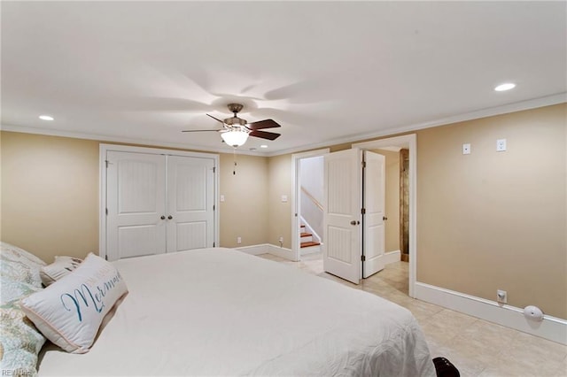 bedroom with crown molding, a closet, and ceiling fan