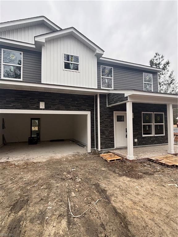 view of front facade featuring a garage