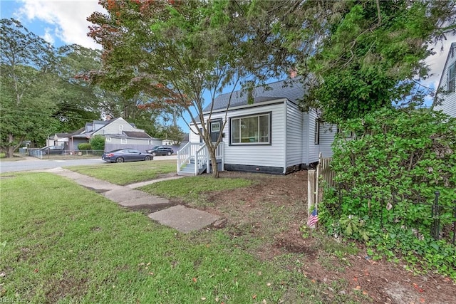 view of front of property featuring a front yard