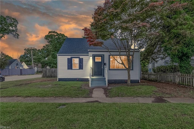 view of front of property featuring a yard