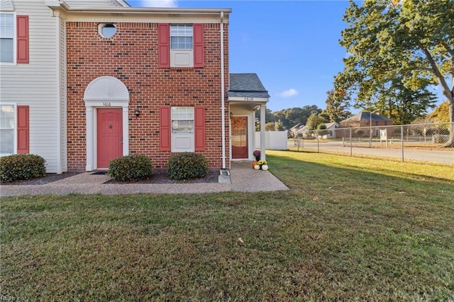 view of front of house featuring a front yard