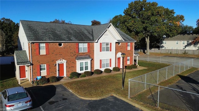 colonial home featuring a front yard