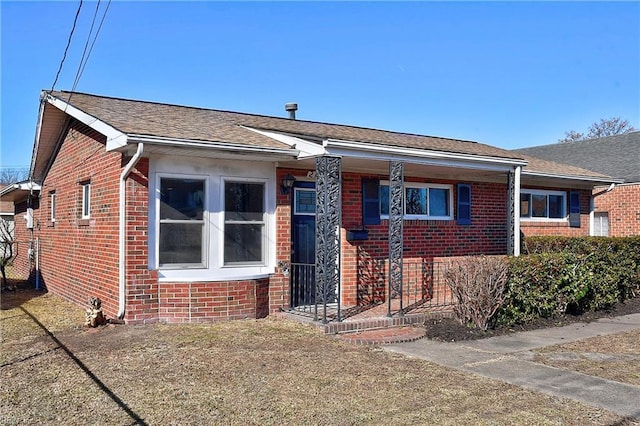 view of front facade featuring a front lawn