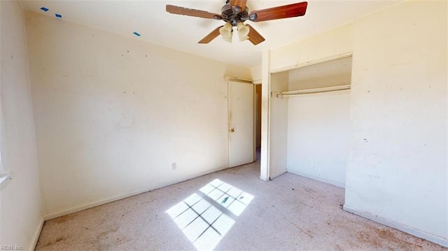 unfurnished bedroom with ceiling fan and a closet