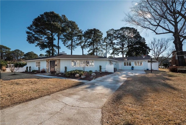 ranch-style home featuring a front lawn