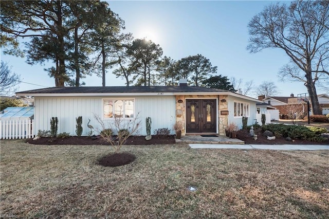 single story home with a front yard