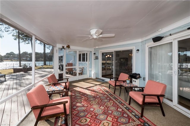 sunroom with ceiling fan