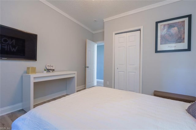 bedroom featuring crown molding, a closet, a textured ceiling, and hardwood / wood-style flooring