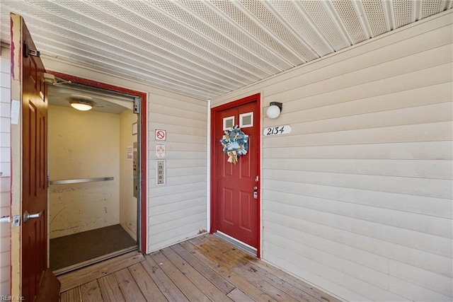 property entrance featuring a porch