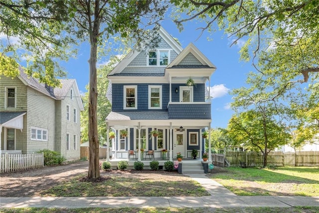 view of front of property featuring covered porch and a front yard