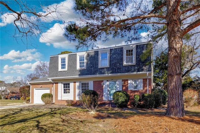 view of front of home featuring a garage and a front yard